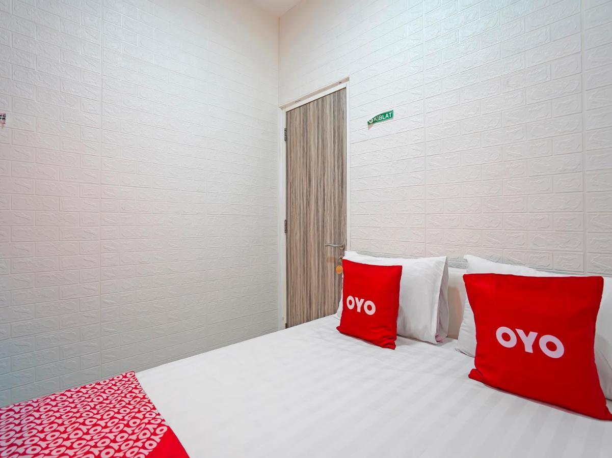 Oyo 91727 Luxury Homestay Sidoarjo Gedangan Экстерьер фото